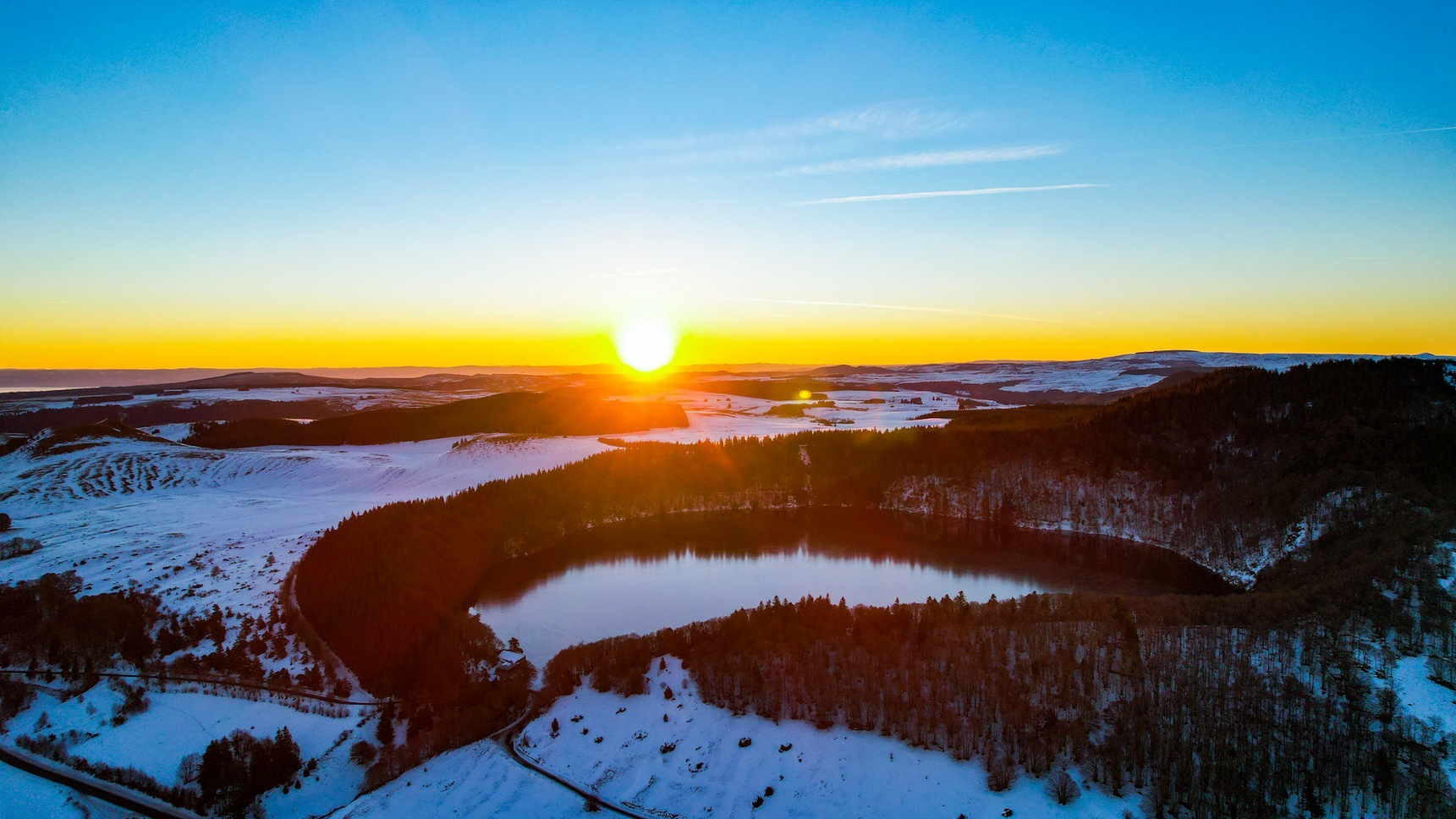 Lac Pavin: Lever de Soleil sur le Lac et le Puy de Montchal
