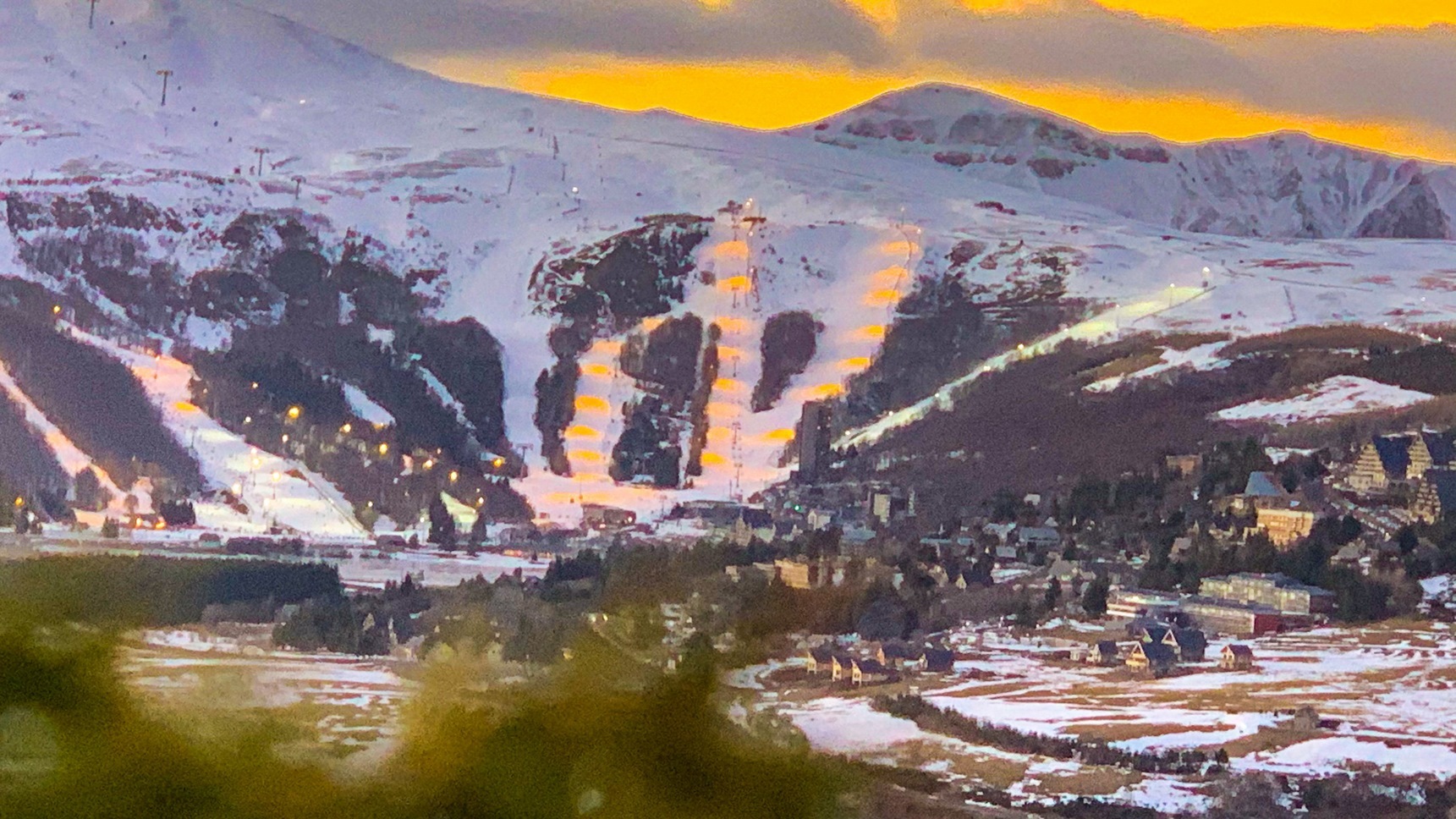 Puy de Montchal - Vue sur le Massif du Sancy et la station de Super Besse