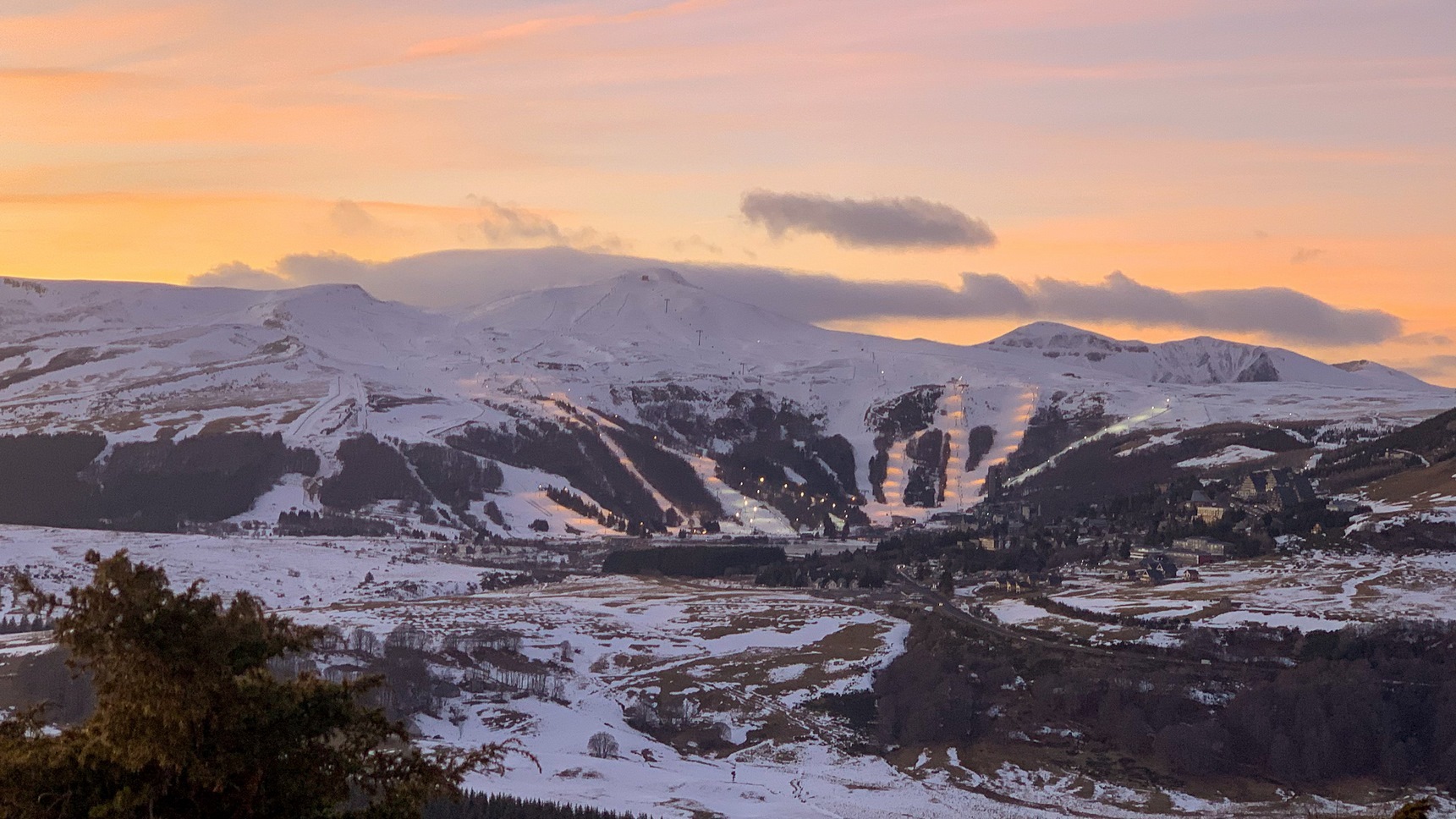 Puy de Montchal - Vue sur le Massif du Sancy et la station de Super Besse