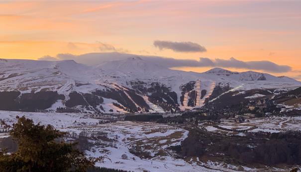 Puy de Montchal - Vue sur le Massif du Sancy et la station de Super Besse