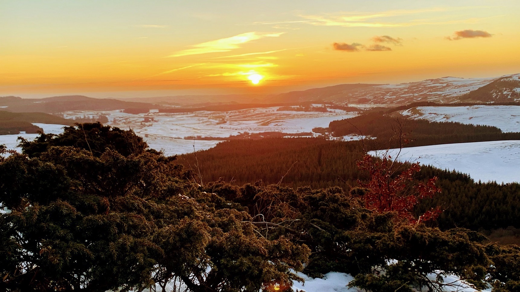Le Puy de Montchal - Panorama sur les Monts du Cantal et le plateau de Cezalier