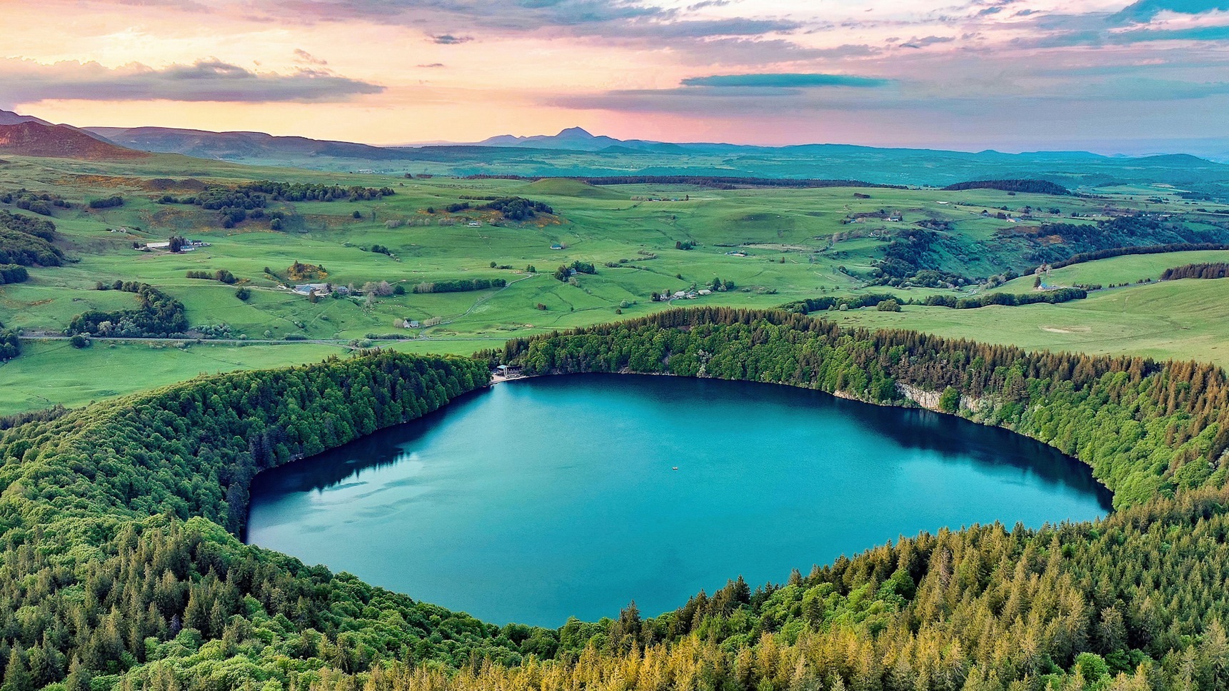 le Lac Pavin - Le Lac Pavin vue du ciel et le puy de Dome
