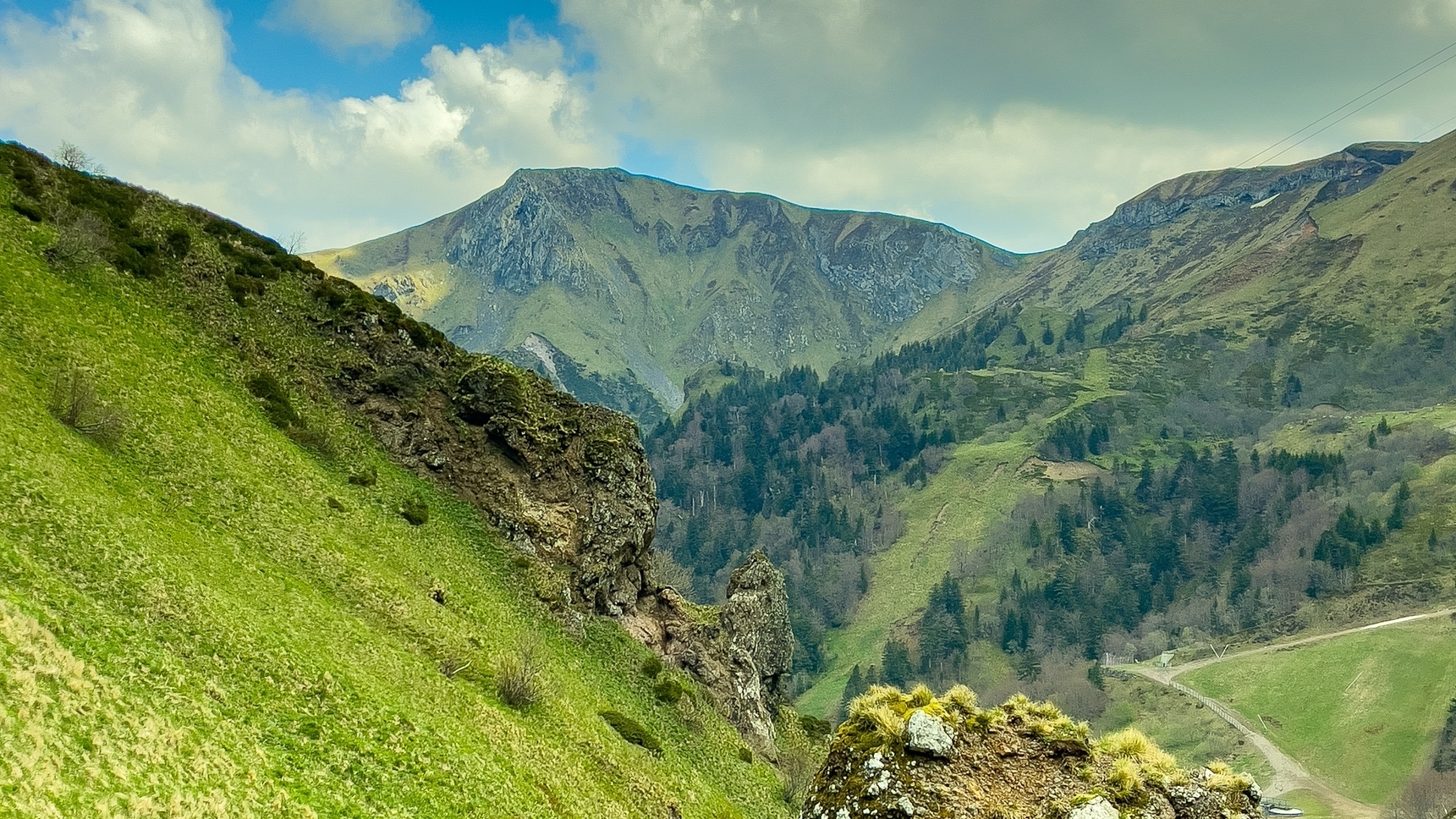 Massif du Sancy, la Vallée du Val d'enfer dans le Massif du Sancy en Auvergne avec vue sur le Roc de Cuzeau