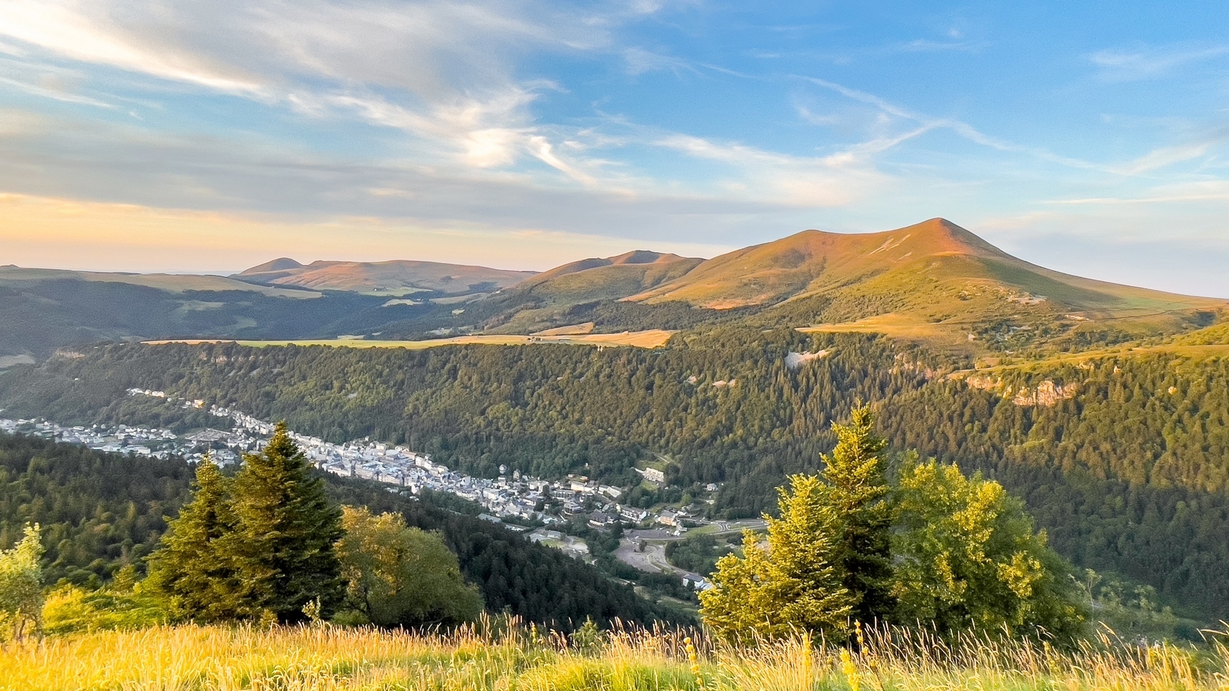 Au Puy du Capucin, le Mont Dore et le Massif adventif