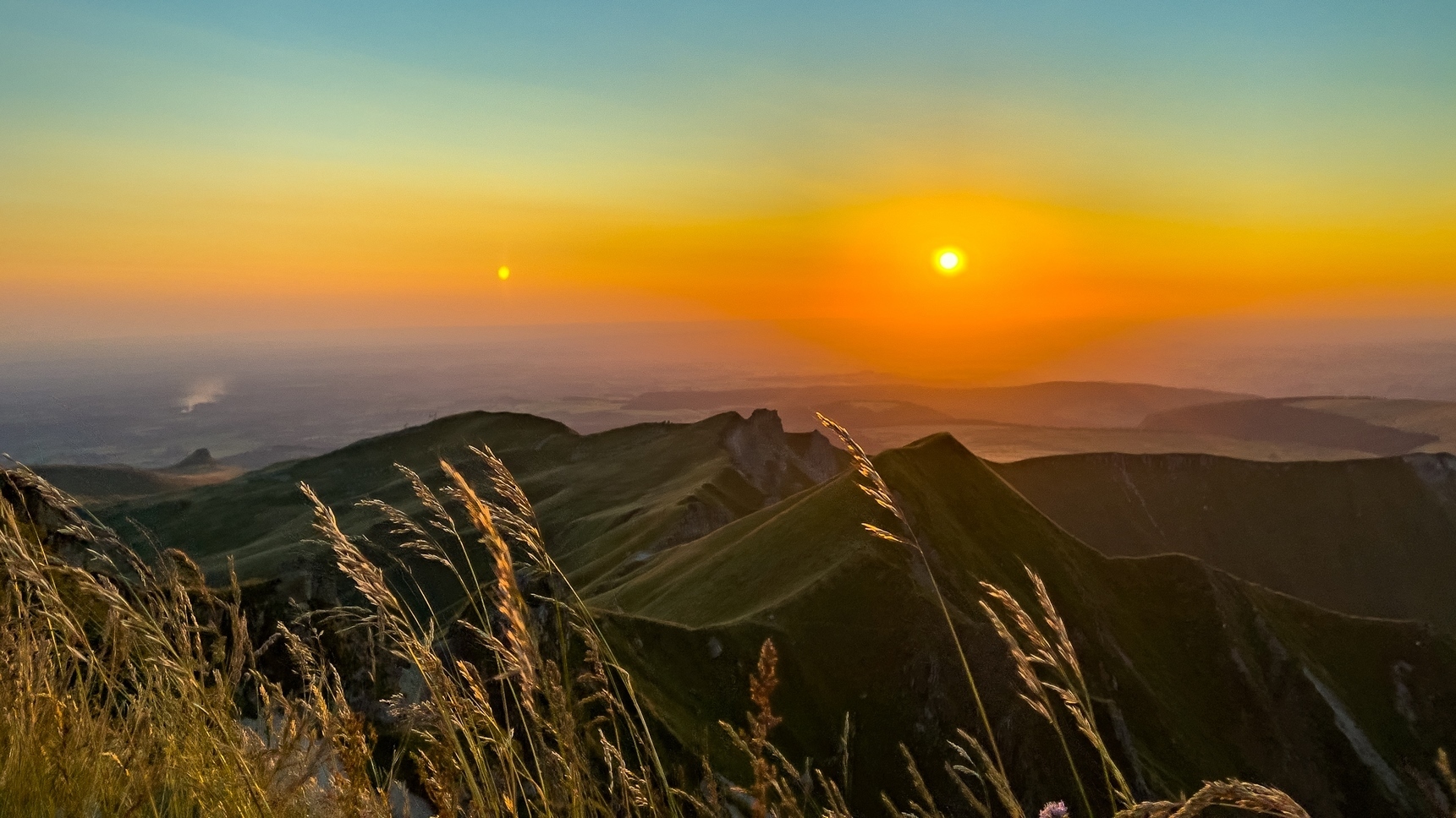 Massif du Sancy coucher de soleil sur les crêtes