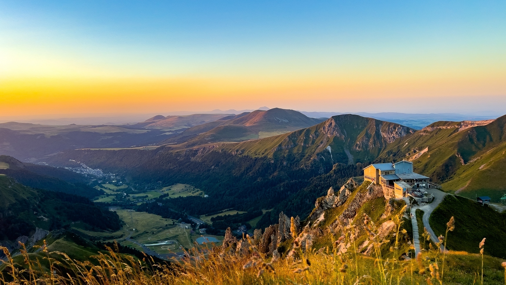 Gare d'Arrivée du Téléphérique du Sancy au coucher du soleil