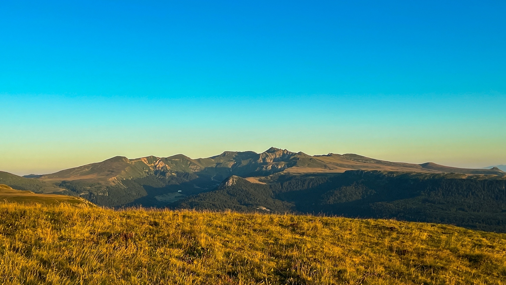 La Banne d'Ordanche, panorama sur le Massif du Sancy