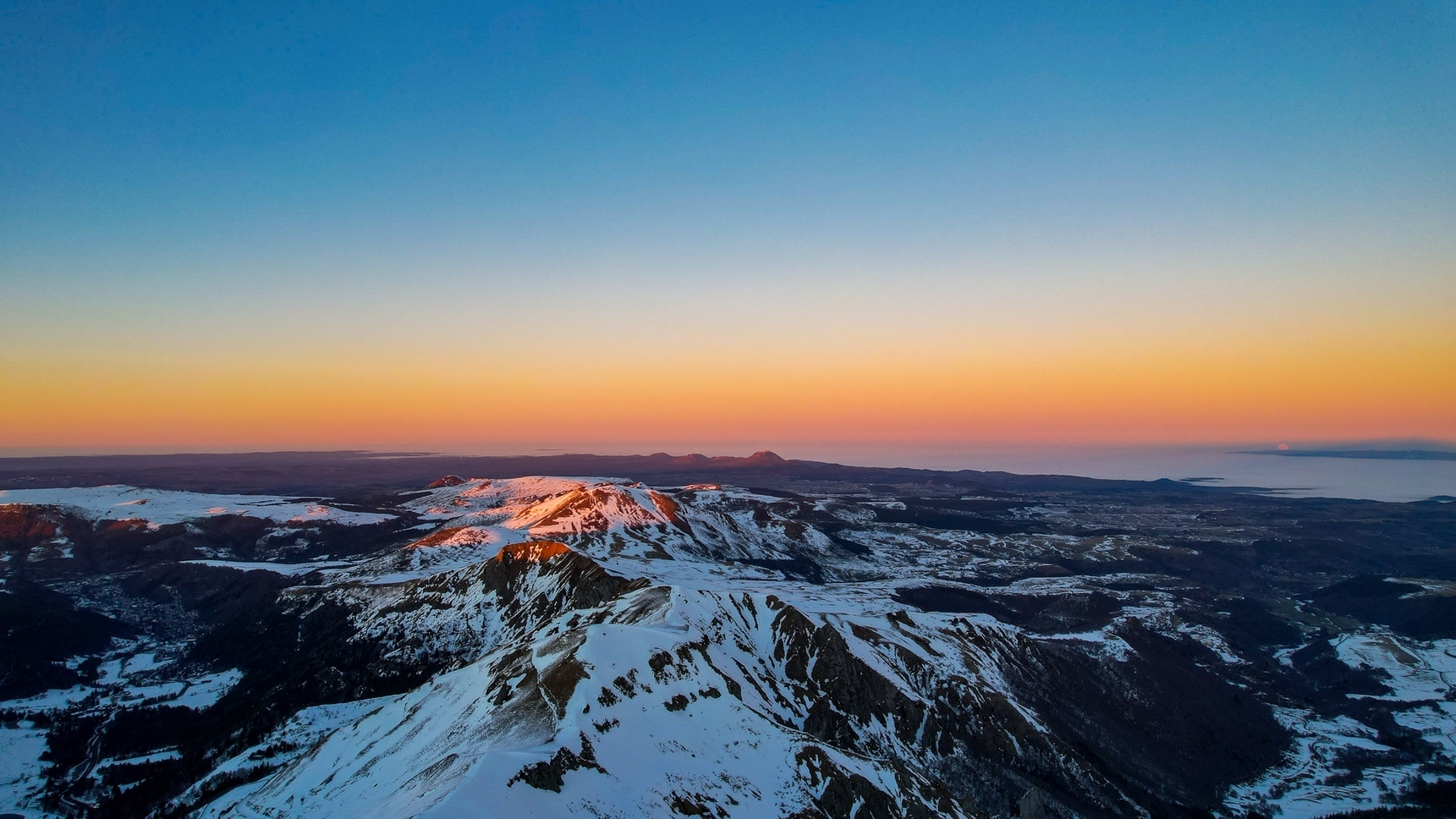 Le Puy de sancy sous la neige - vue sur le Massif Adventif et le Puy de Dome