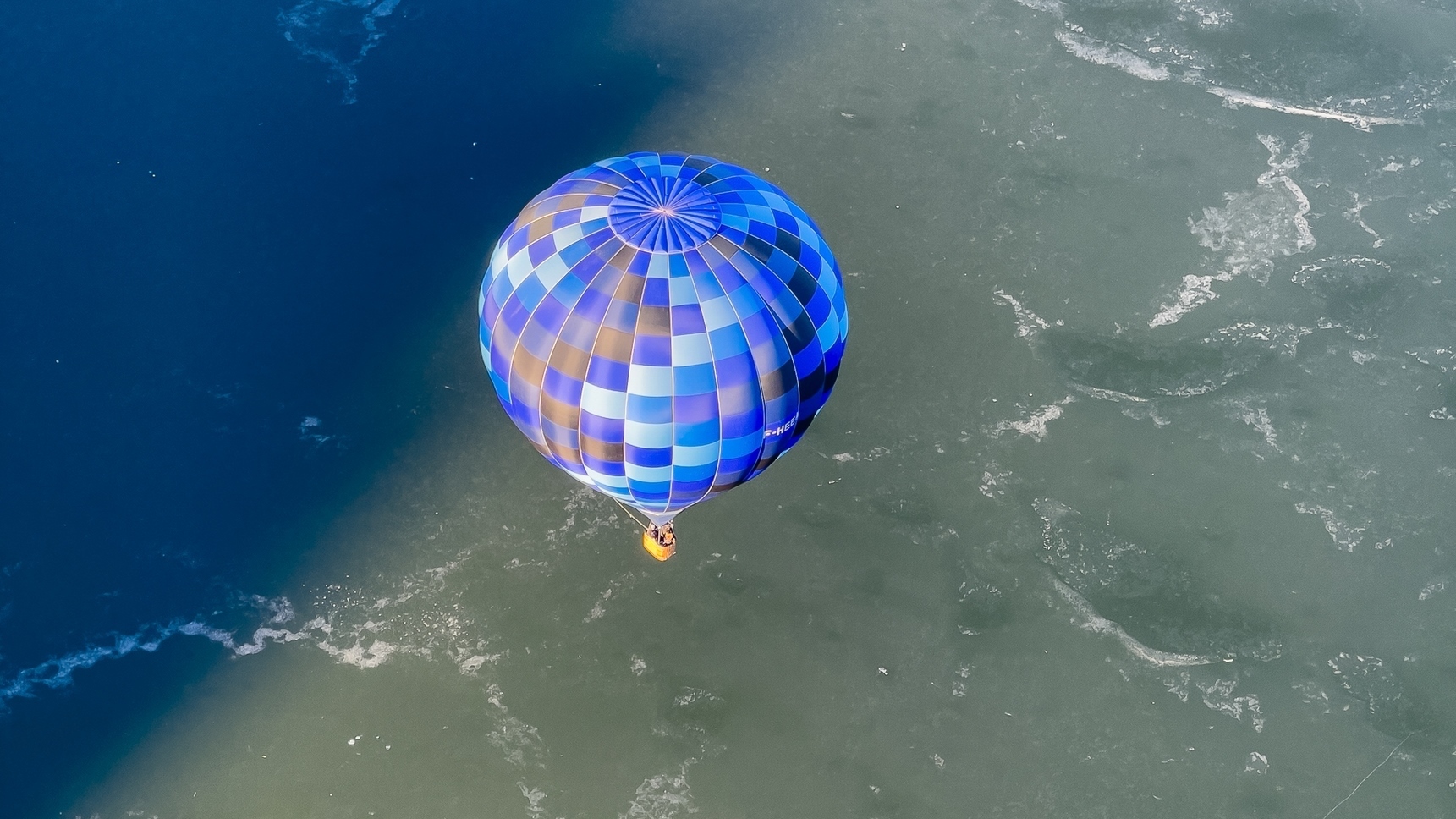 Auvergne Montgolfiere - En Montgolfiere au dessus du Lac Chambon