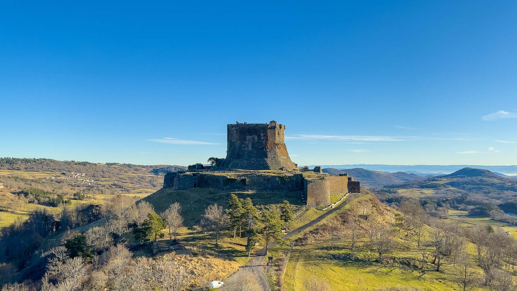 Auvergne Montgolfiere - En Montgolfiere au dessus du Chateau de Murol
