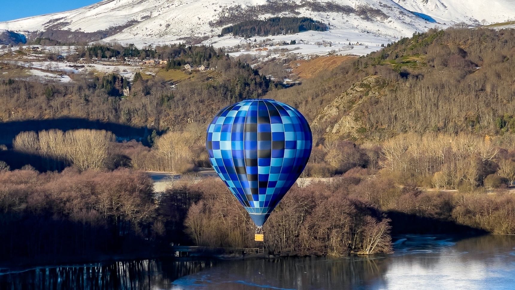 Auvergne Montgolfiere - la Montgolfiere survolant le Lac Chambon dans le Massif du Sancy