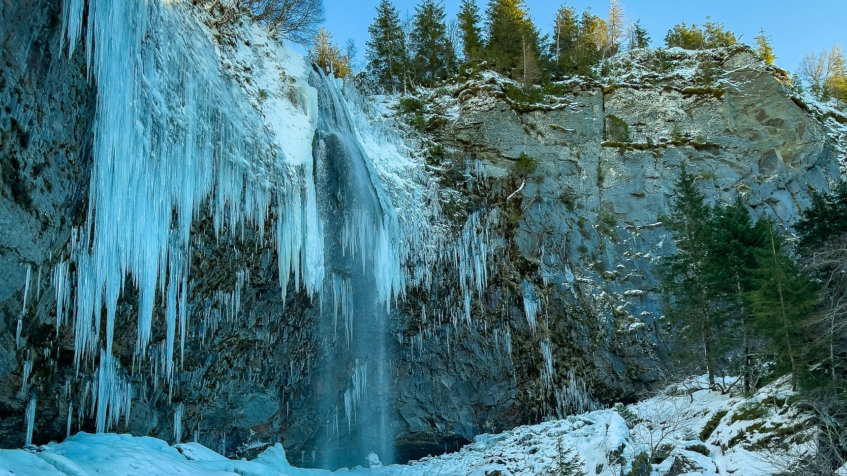 Puy de Dome, prise par la Glace en hiver, la Grande Cascade dans le Sancy