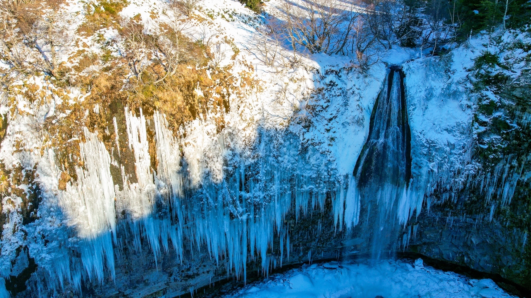 En Auvergne, la Grande cascade au Mont Dore prise par la Glace