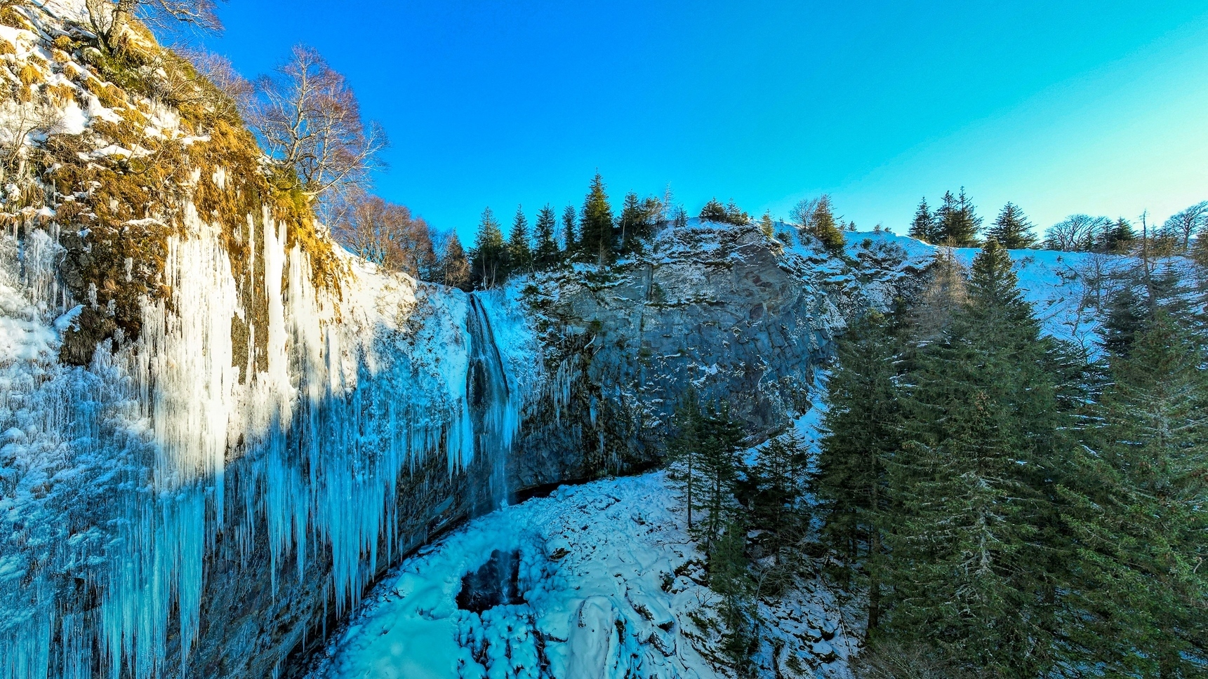Découvrez la Grande Cascade prise par les Glaces dans le Massif du Sancy                                                                                                                                                                      