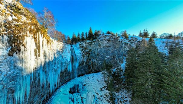 Découvrez la Grande Cascade prise par les Glaces dans le Massif du Sancy                                                                                                                                                                      