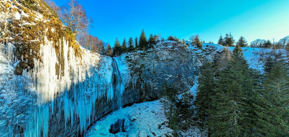 Découvrez la Grande Cascade prise par les Glaces dans le Massif du Sancy                                                                                                                                                                      