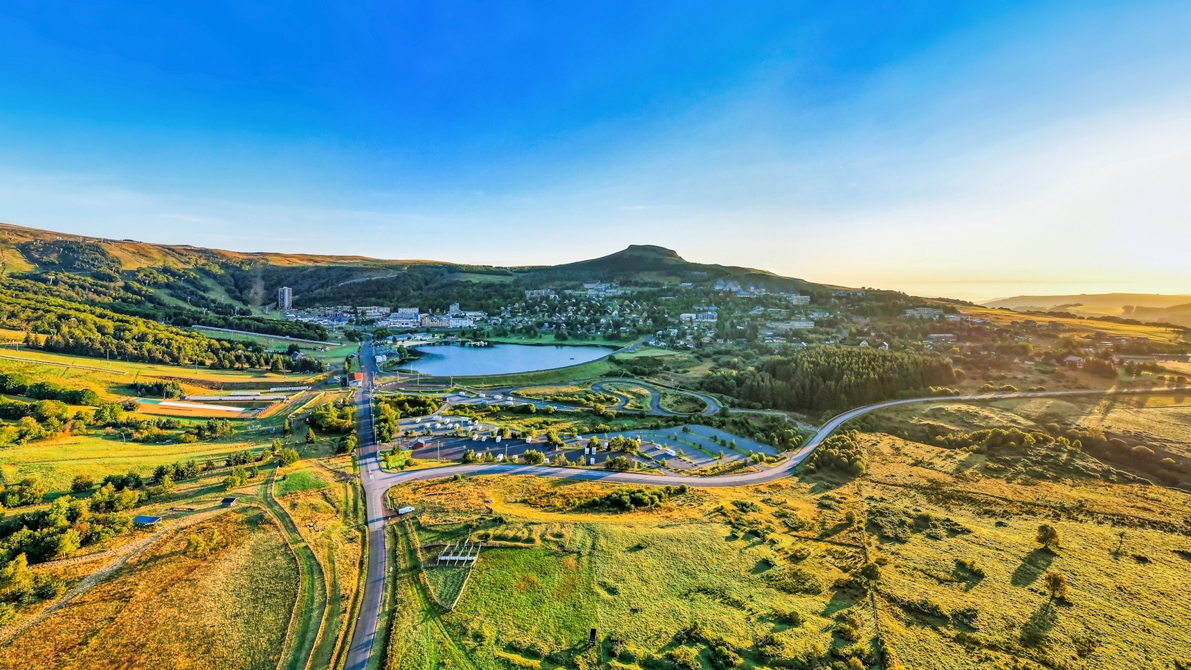 Super Besse au lever du Soleil, vue sur le Lac des Hermines et la station de Super Besse
