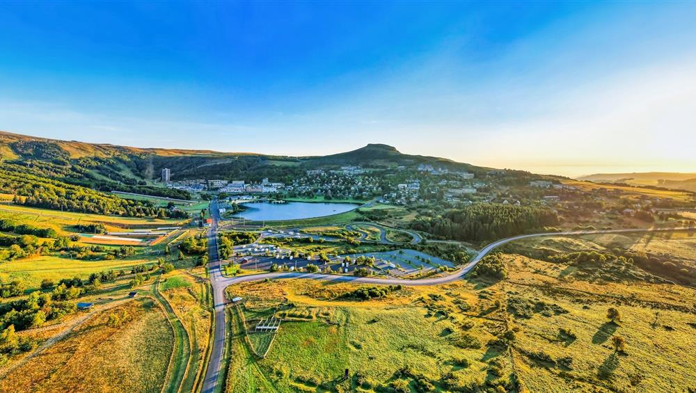 Super Besse au lever du Soleil, vue sur le Lac des Hermines et la station de Super Besse