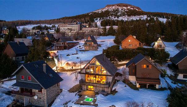 Chalet avec jacuzzi a Super Besse