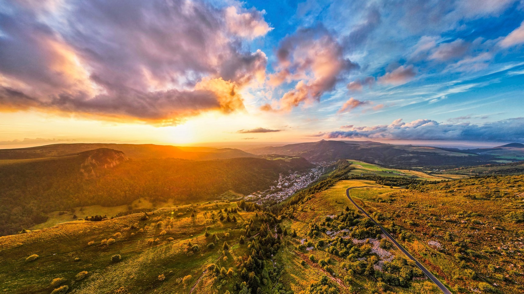 Coucher de soleil sur la ville du Mont Dore sous les couleurs automnales