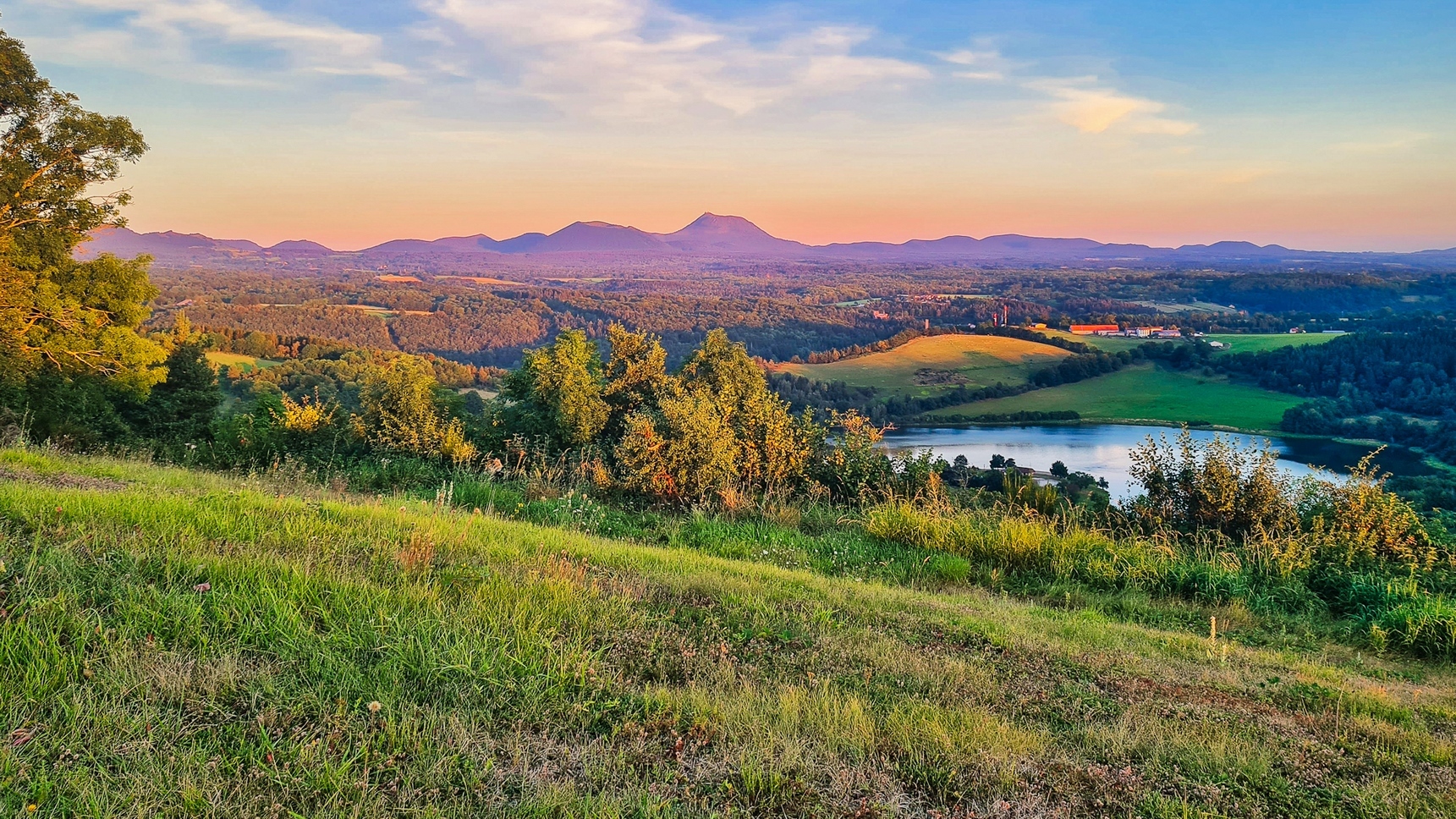 Le Puy de Dome et les lacs d'Auvergne