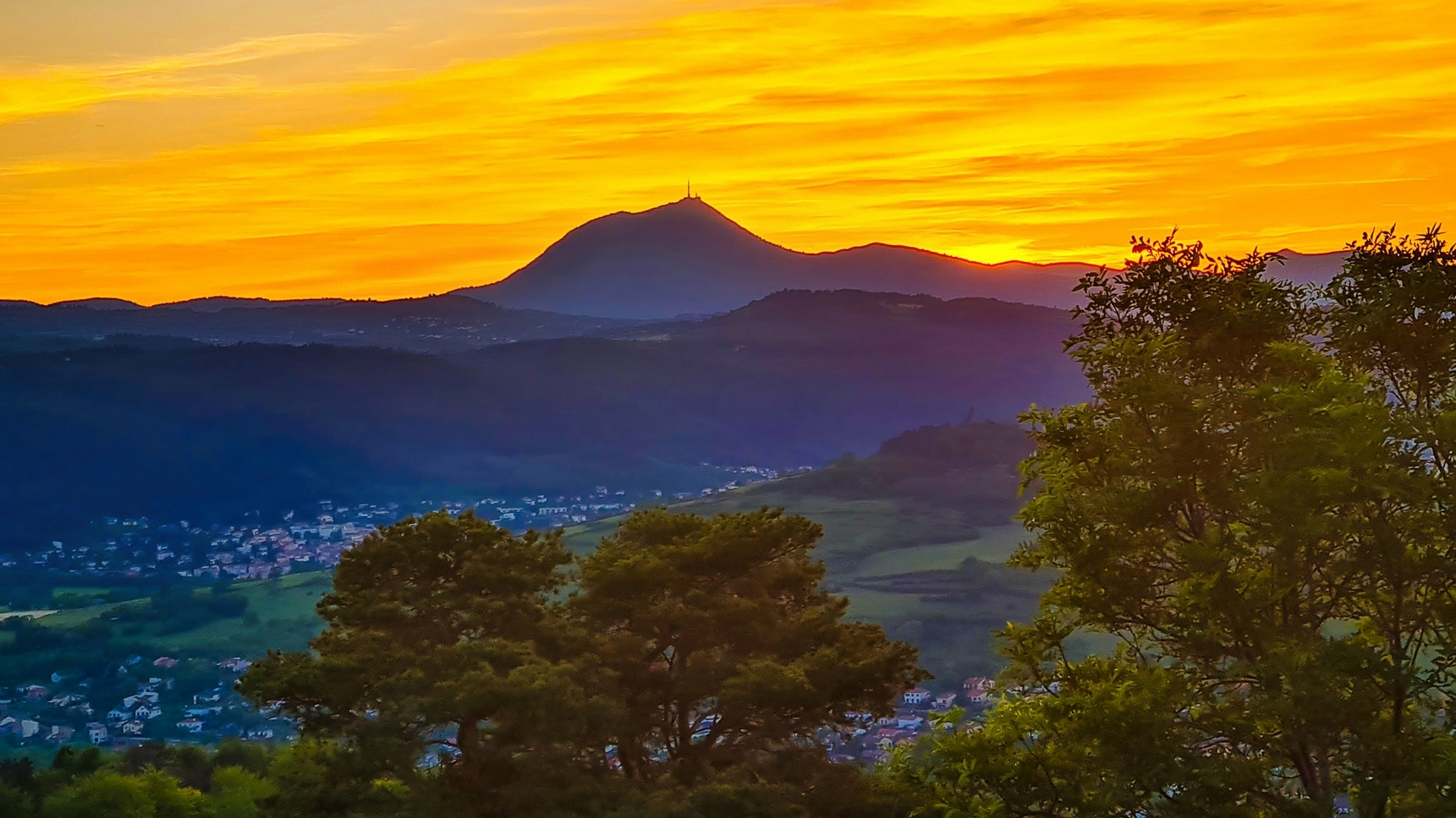 Plateau de Gergovie, coucher de soleil sur la chaine des Puys et le Puy de Dome