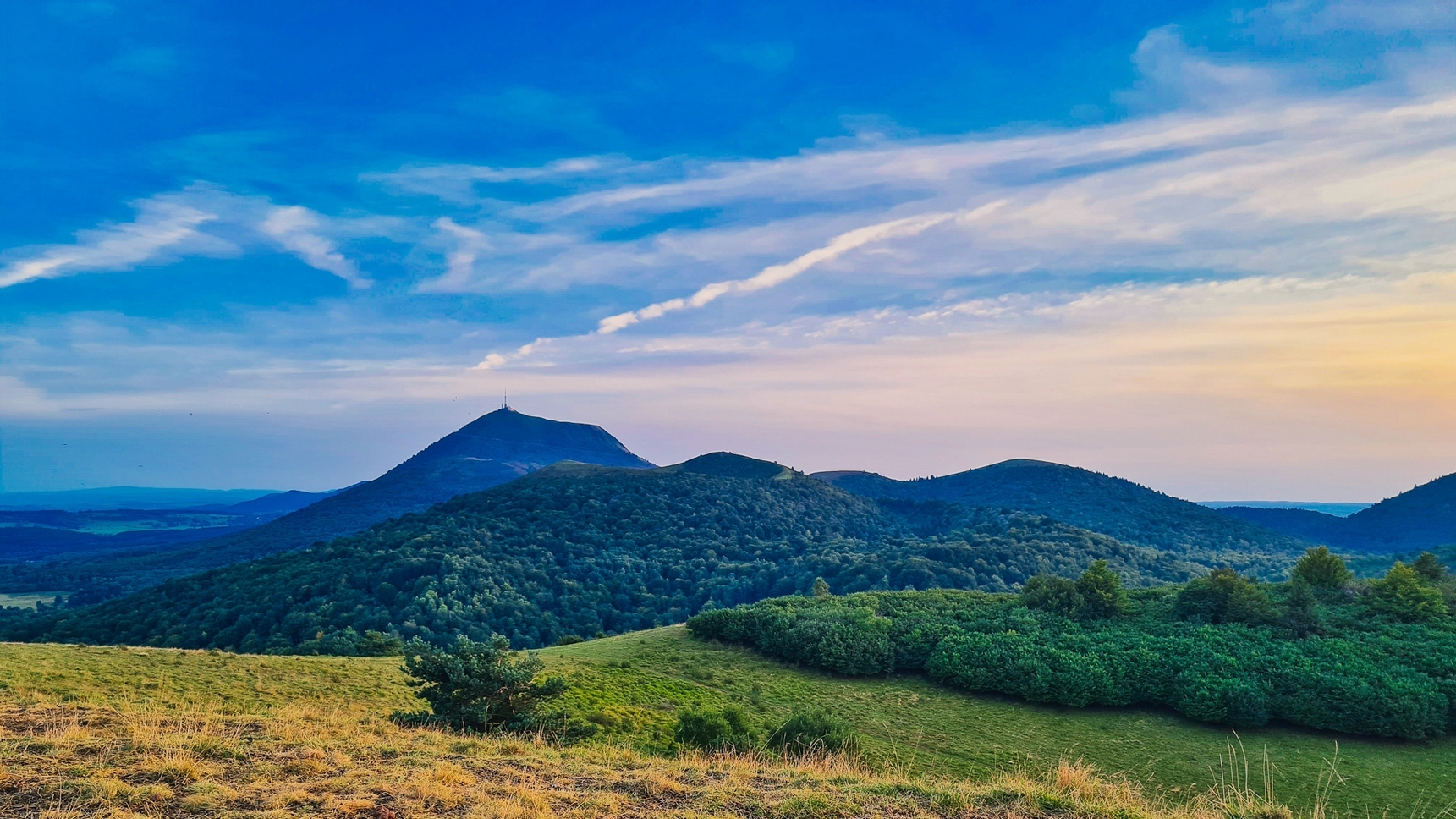 la Chaine des Puys et le Puy de Dome, plus haut sommet de la Chaine des Puys