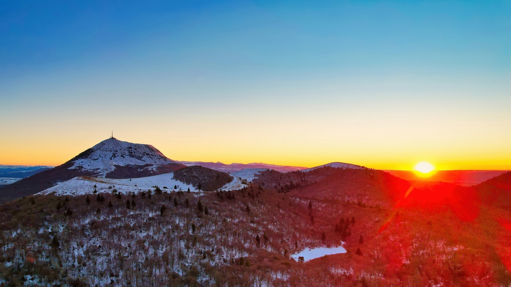 Coucher de Soleil sur le Puy de Dome enneigé