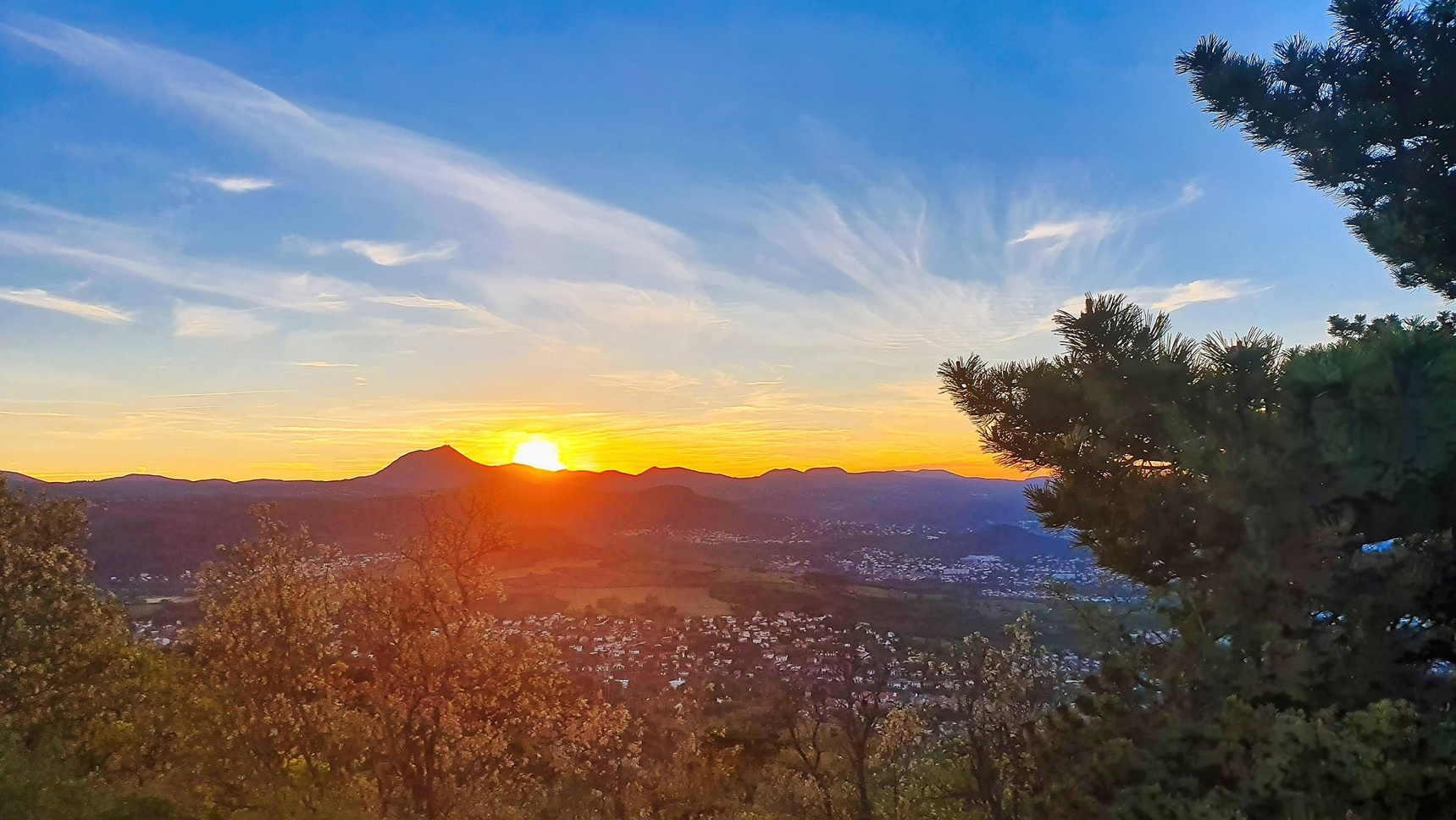 Plateau de Gergovie - coucher de soleil sur le Puy de Dome