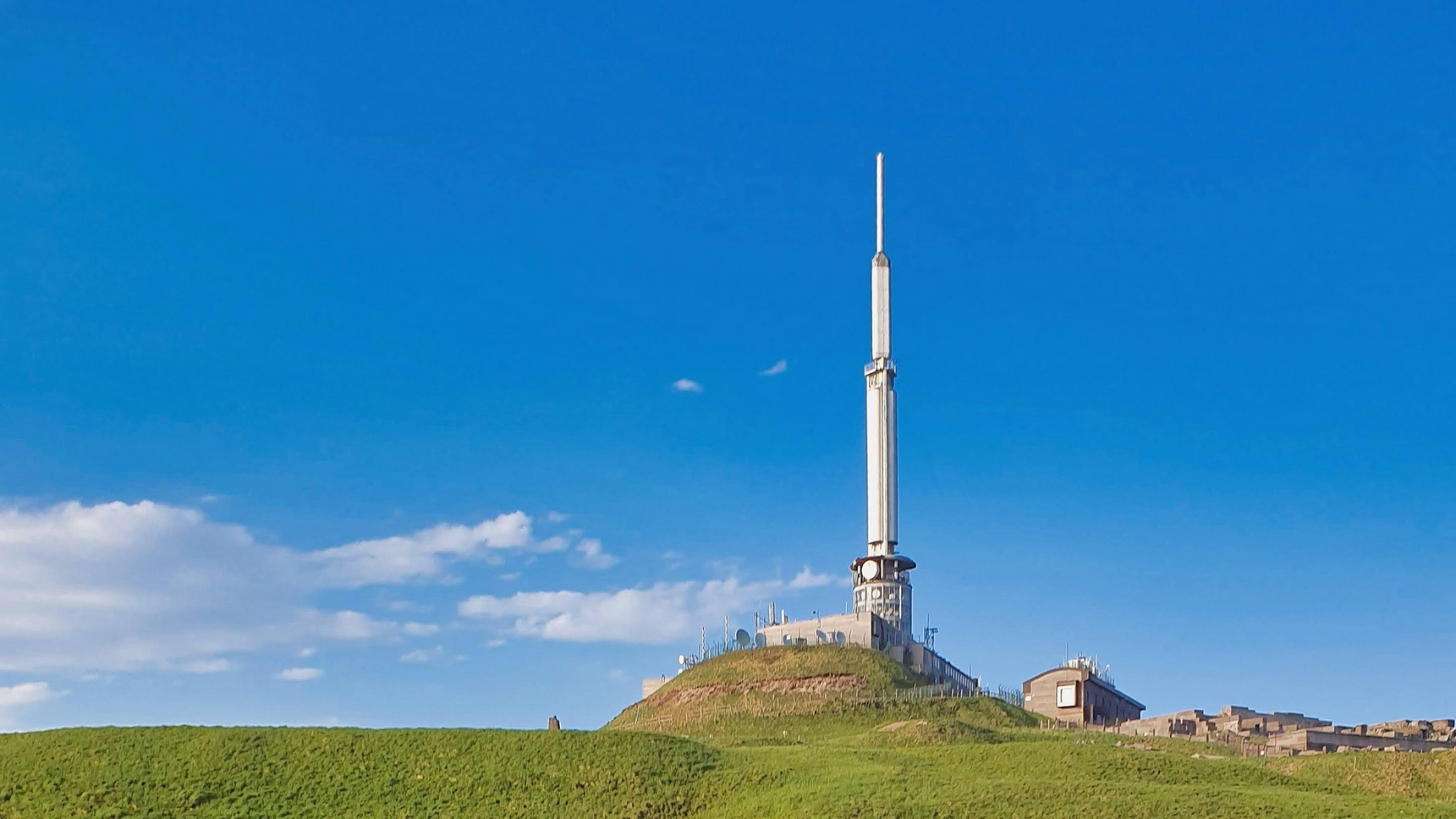 Le Puy de Dome et l'antenne Télédiffusion de France