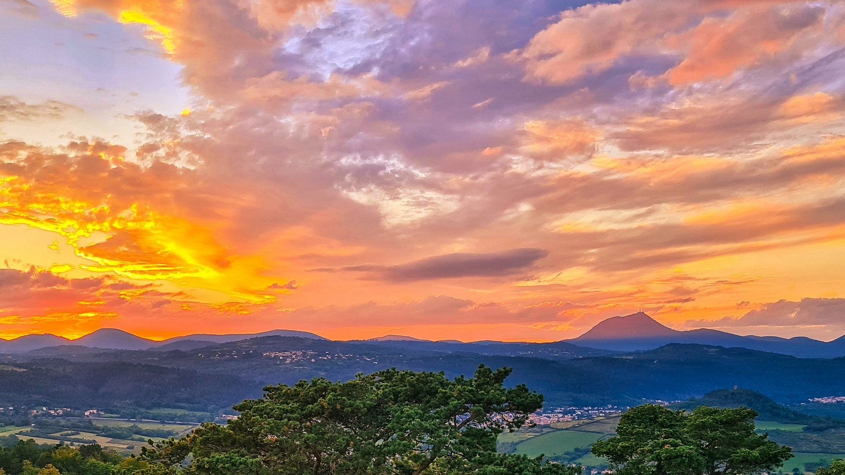 Chaine des Puys, coucher de soleuil sur la Chaine des Puys et le Puy de Dome