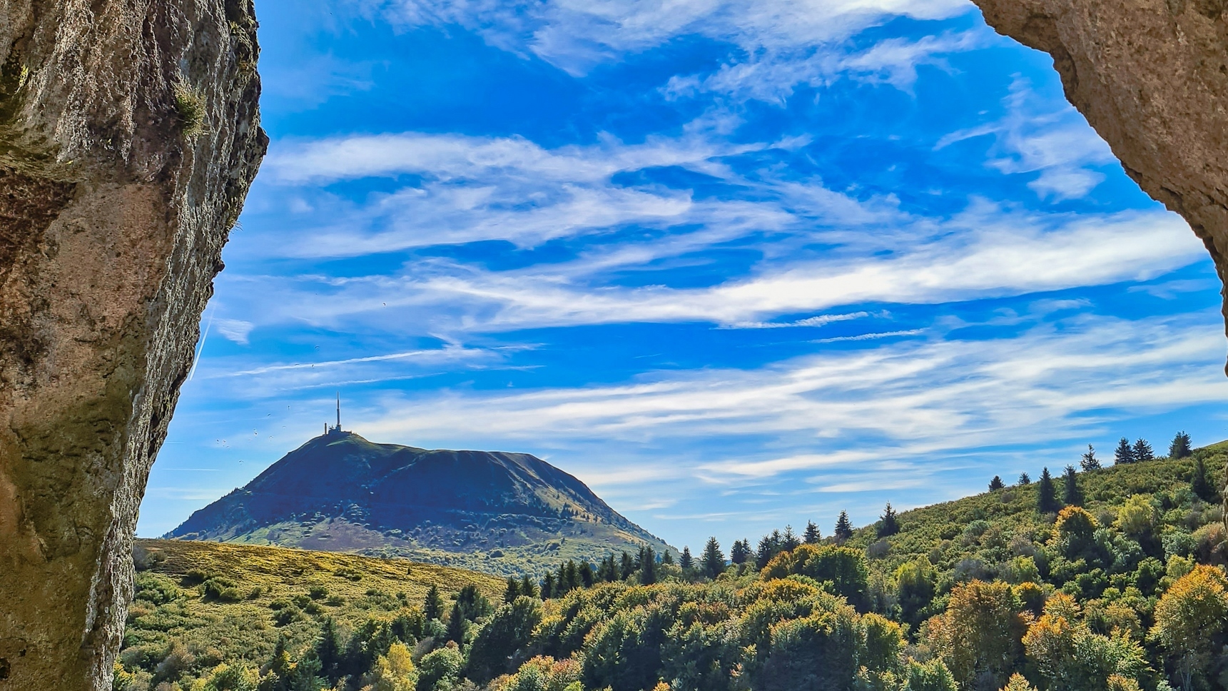Puy de Clierzou, belle vue sur le Puy de Dome des Grottes de Clierzou