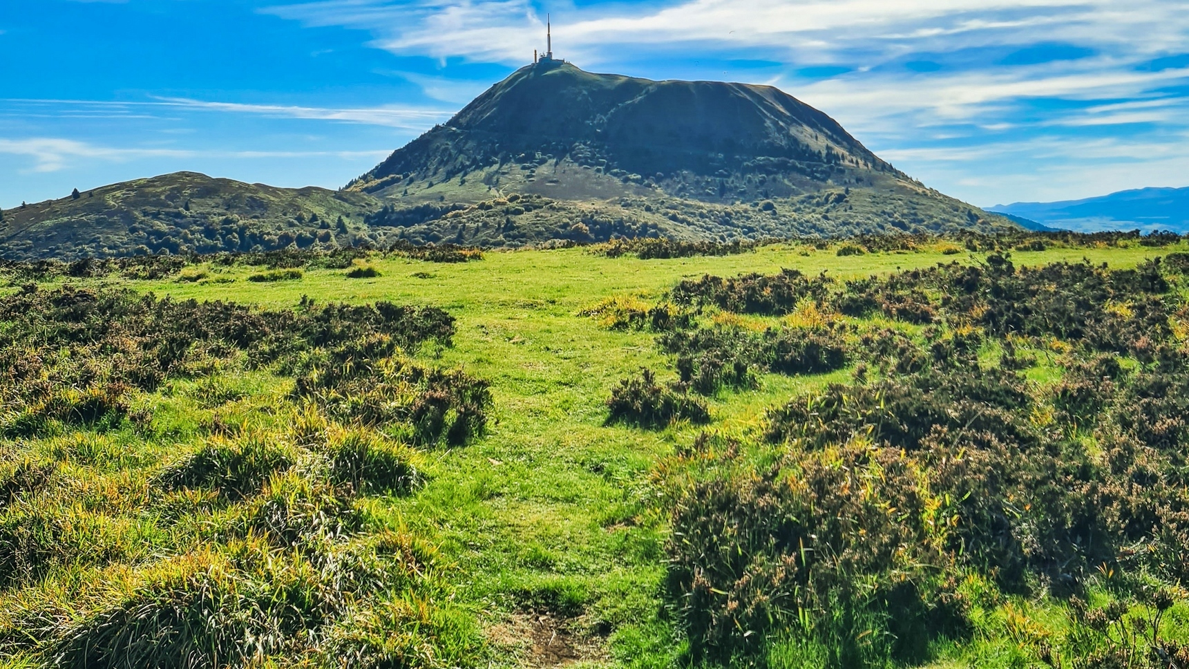 Puy de Dome - la campagne auvergnate et vue sur le Puy de Dome