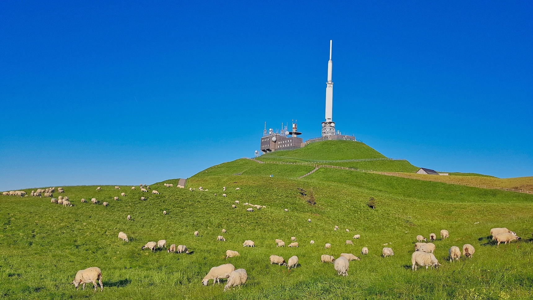 Au sommet du Puy de Dome - l'Antenne TDF