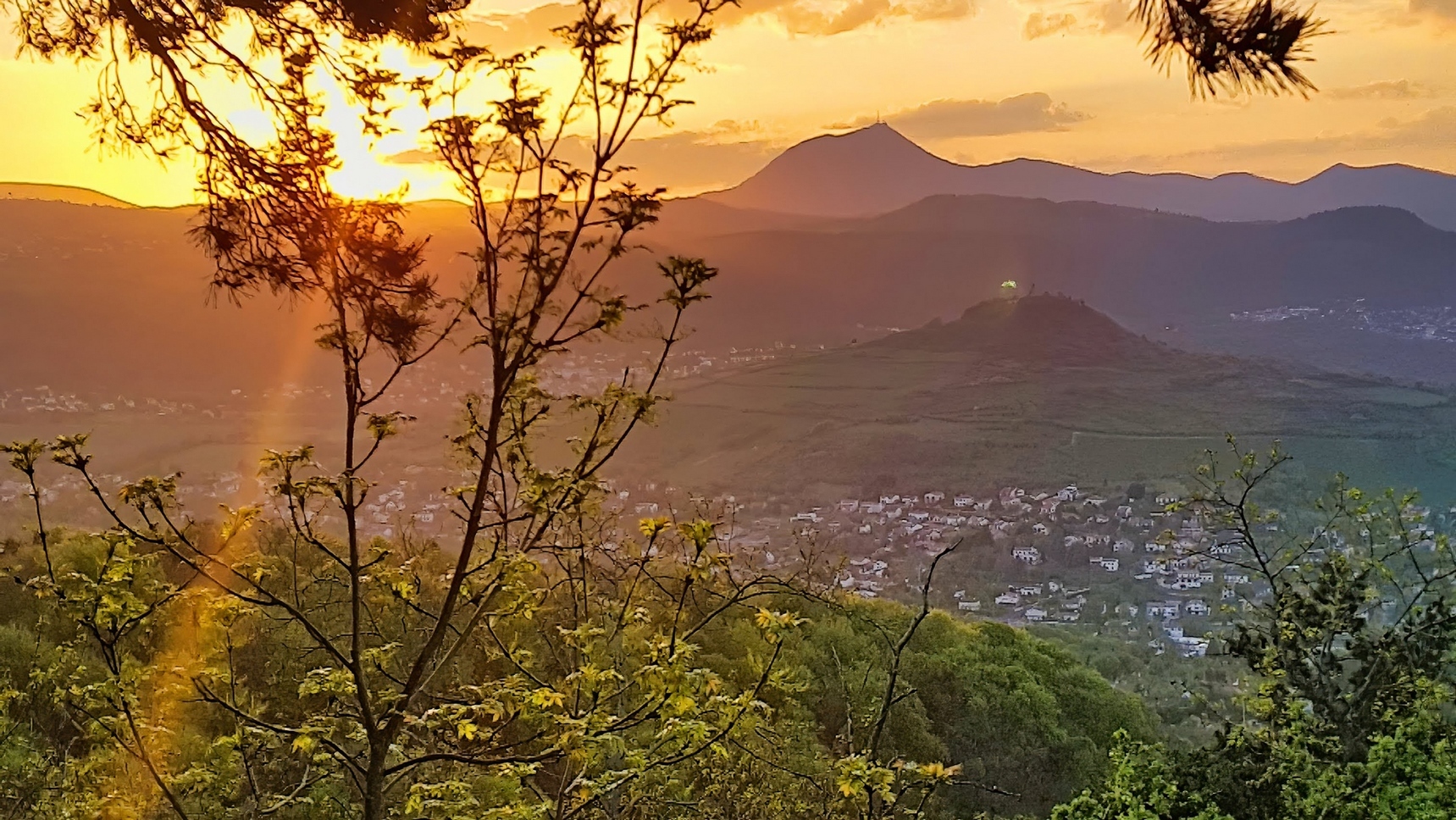 Plateau de Gergovie - Coucher de soleil sur le Puy de Dome