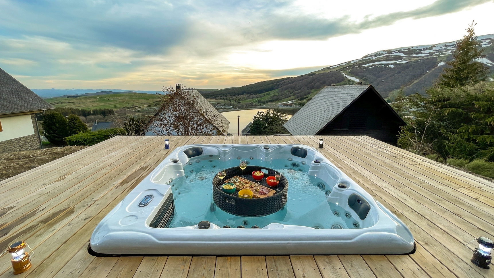 Chalet avec jacuzzi a Super Besse et vue sur le Lac des Hermines