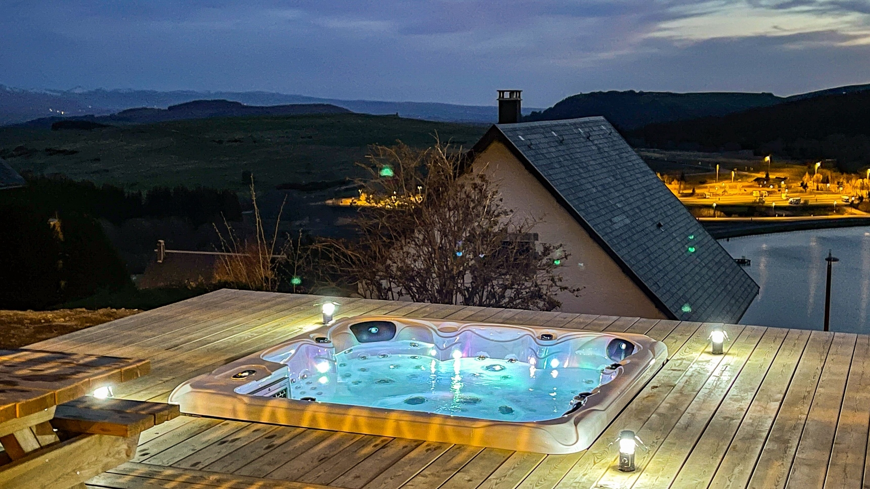 Au debut de la Nuit, profitez du Jacuzzi du Chalet Cascade a Super Besse