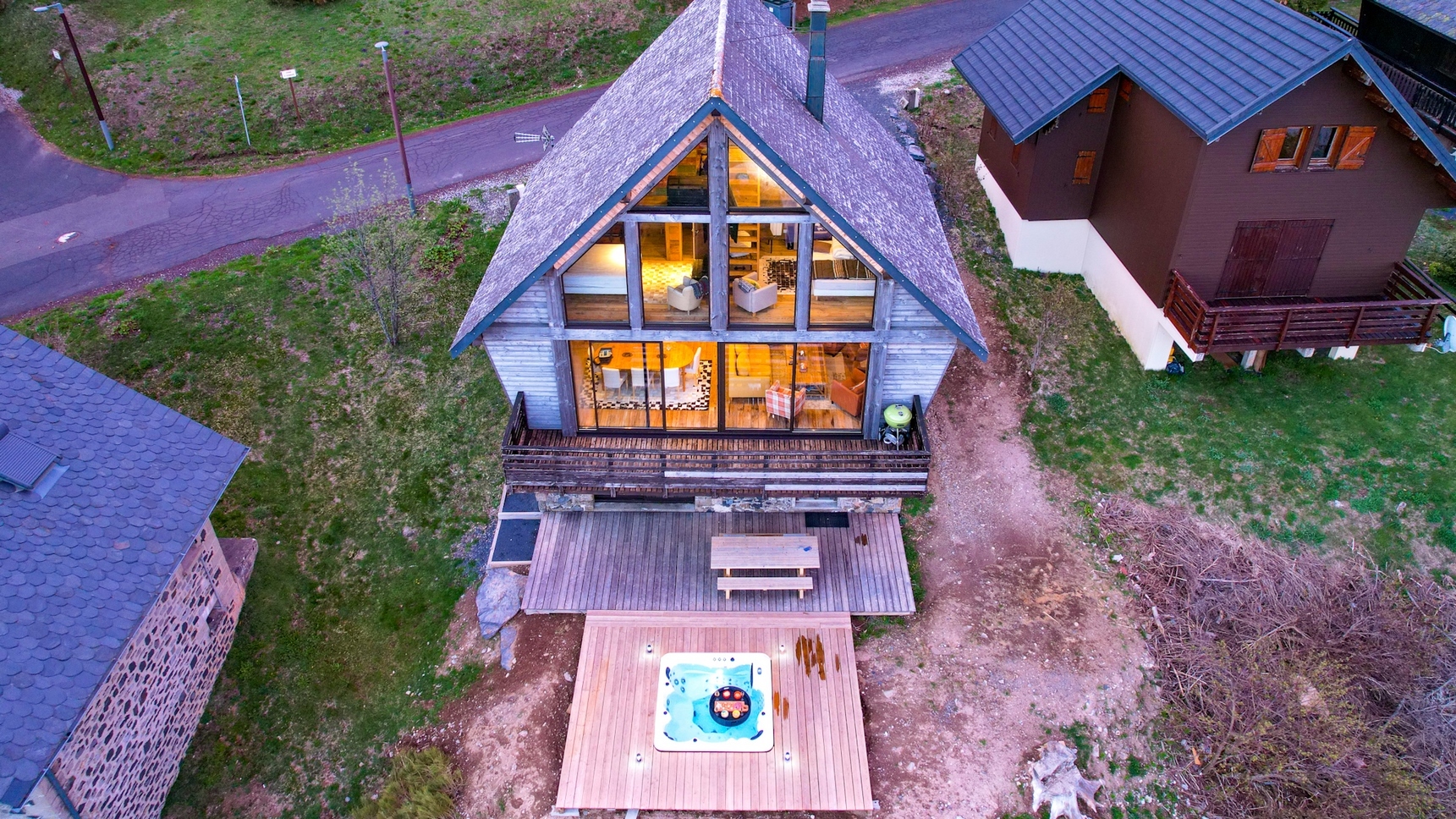 Vue aérienne du Chalet Cascade a Super Besse et son Jacuzzi