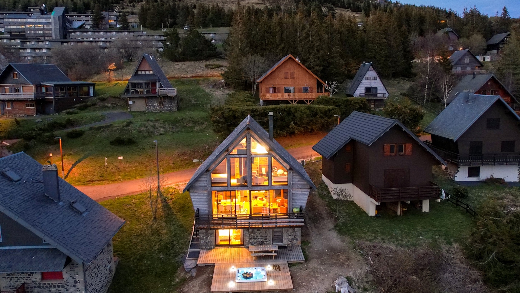 A la Nuit, belle vue sur le Jacuzzi du Chalet Cascade à Super Besse