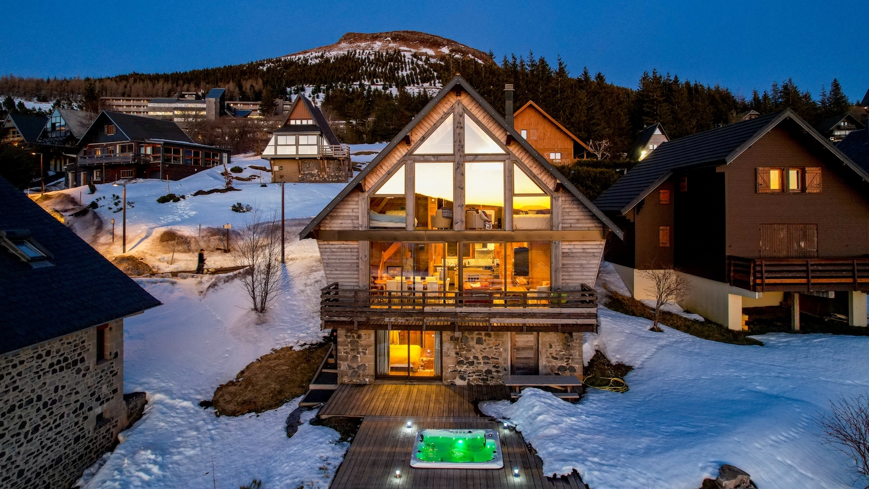 Vue aérienne du Chalet Cascade a Super Besse et son Jacuzzi