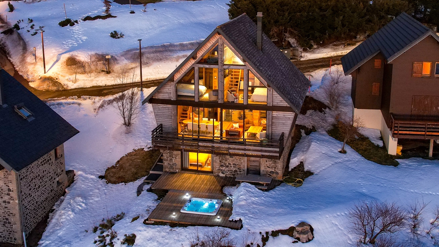 Vue aérienne du Chalet Cascade a Super Besse et son Jacuzzi