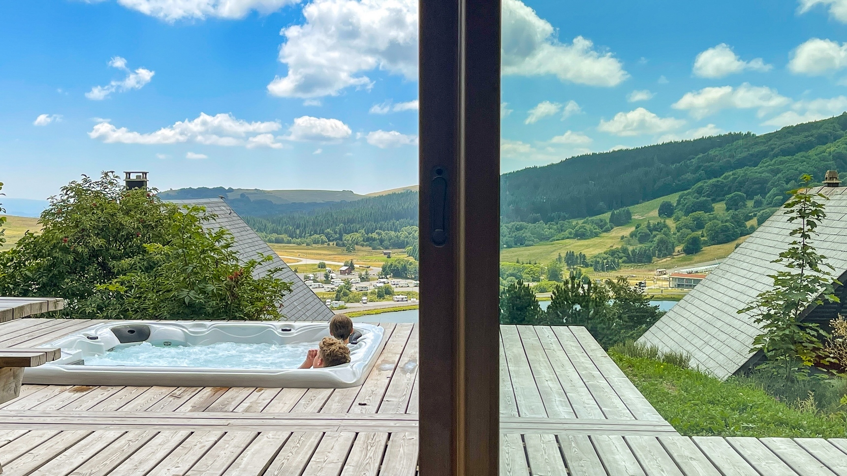 Durant votre séjour estivale, le Jacuzzi du Chalet Cascade, un moment de détente au Chalet Cascade à Super Besse