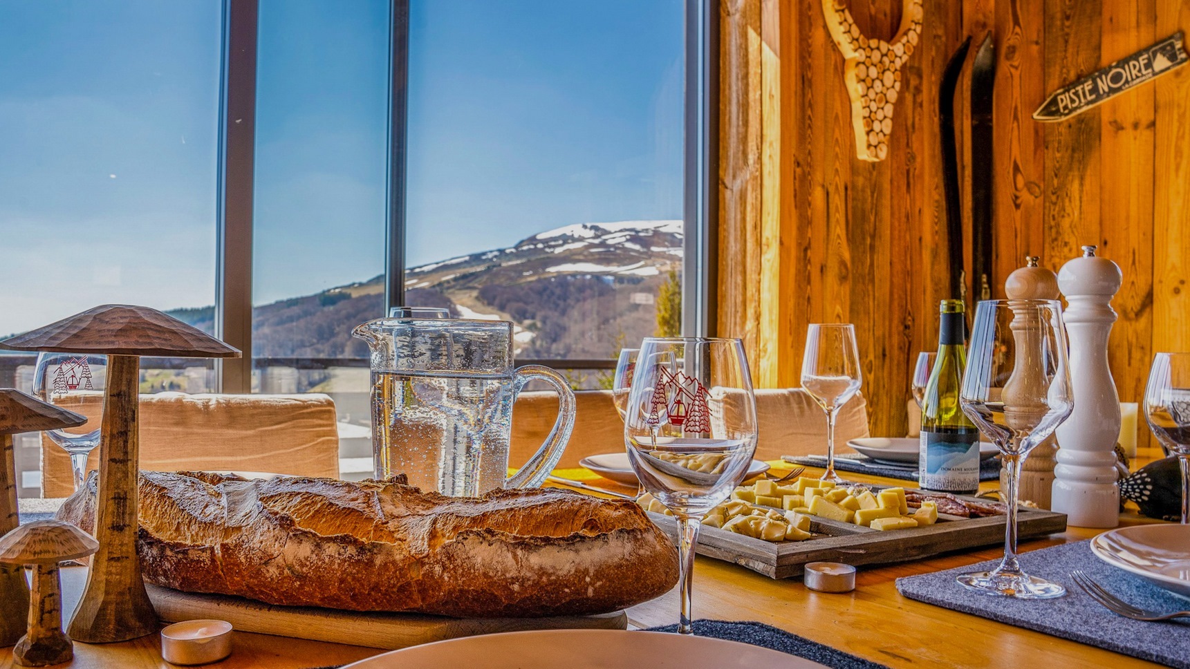 Chalet dans le Sancy, la pièce de vie avec vue sur le Sancy