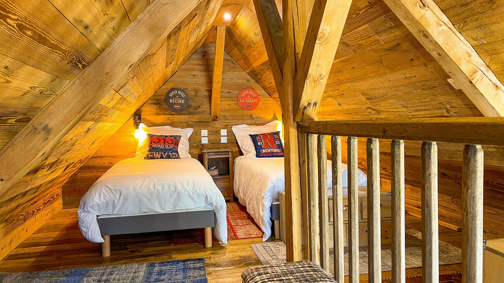 Chalet Sancy, la chambre bois joli et ses lits en Mezzanine du Chalet Cascade Sancy