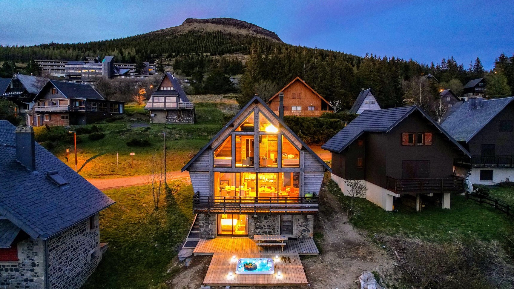 Chalet avec Jacuzzi dans le Sancy