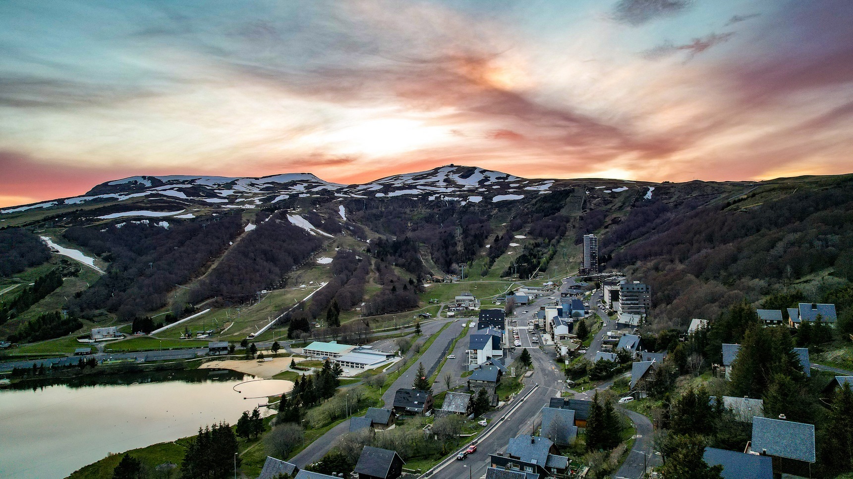 Au soleil couchanr, magnifique vue sur le Massif du Sancy