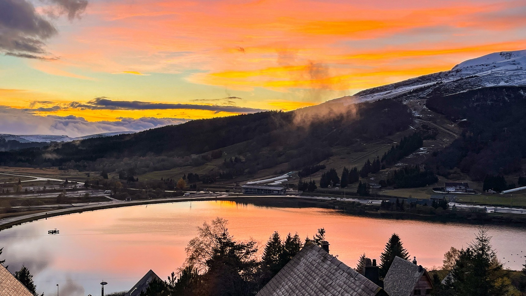 Coucher de soleil sur le Lac des Hermines dans le Sancy