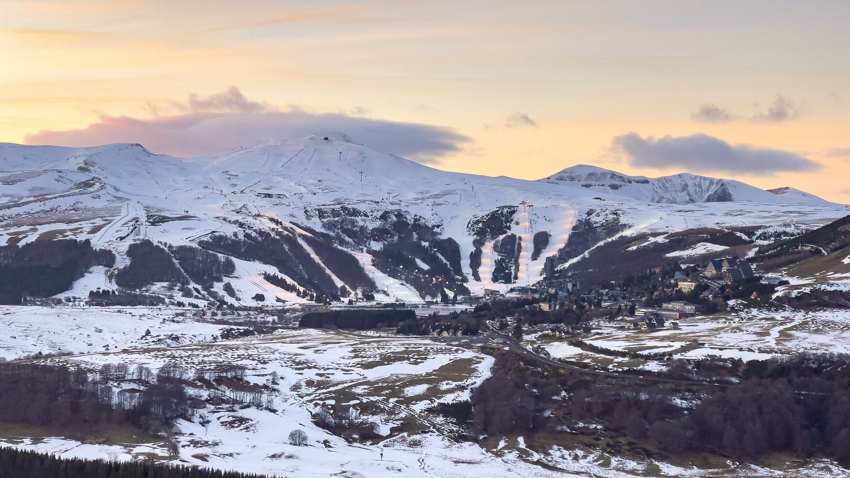 Sancy, station de ski de Super Besse vue du Puy de Montchal