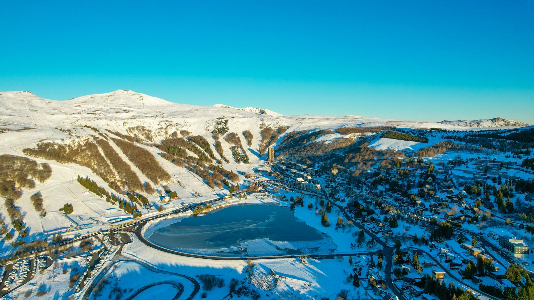 Sancy, vue aerienne de la station de Super Besse dans le sancy