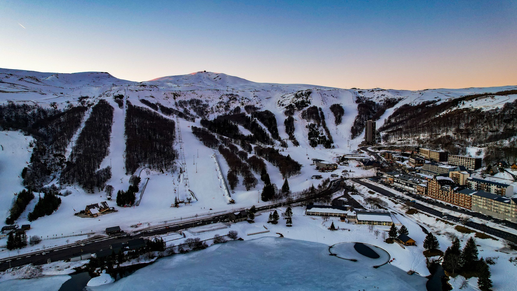 Sancy, vue panoramique sur le station de Super Besse dans le sancy